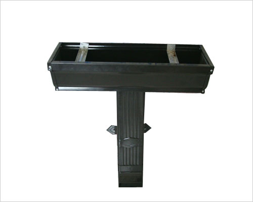 彩鋁落水系統(tǒng)的固定吊件,不僅表面有防腐 氧化處理,而且還有加強(qiáng)筋設(shè)計(jì),其單個的承重為21公斤,可以有效保證檐溝的安穩(wěn)固定.