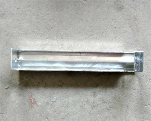 吊接器 吊接器設計簡潔,安裝簡單,安穩(wěn)耐用.其豐富的色彩,金屬的質感,優(yōu)美的造型為建筑物帶來強烈的表現(xiàn)力.